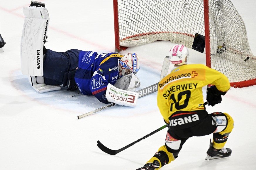 Der Berner Tristan Scherwey bezwingt den Klotener Torhueter Juha Metsola, links, zum 2-3 fuer Bern im Eishockey Meisterschaftsspiel der National League zwischen dem EHC Kloten und dem SC Bern in der S ...