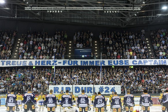 Schweigeminute fuer den verstorbenen Duri Camichel vor dem Eishockey Meisterschaftsspiel der National League A zwischen dem EV Zug und dem HC Davos am Samstag, 12. September 2015, in der Bossard Arena ...