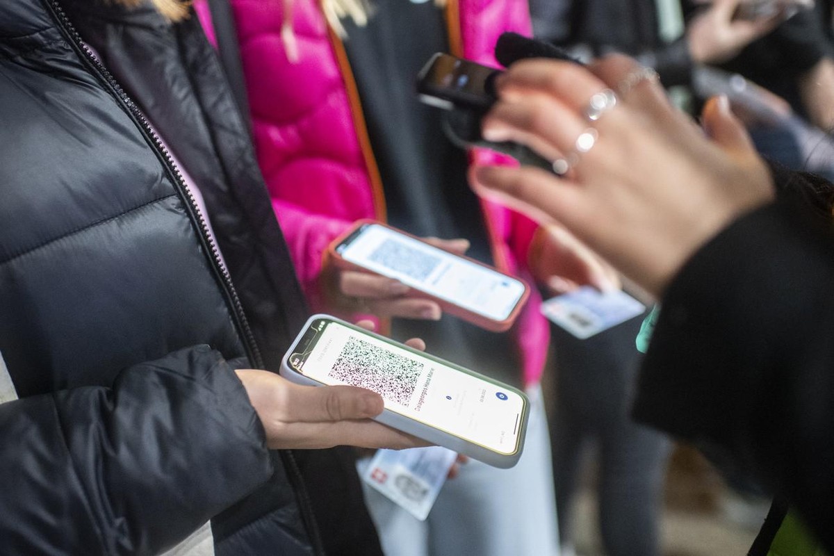 Les cas de Covid sont à nouveau en hausse en Suisse malgré l'application des 3G et les contrôles stricts.
