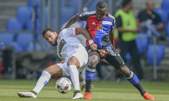 24.07.2016; Basel; Fussball Super League - FC Basel 1893 - FC Sion;
Carlitos (Sion) Adama Traore (Basel) 
(Andy Mueller/freshfocus)