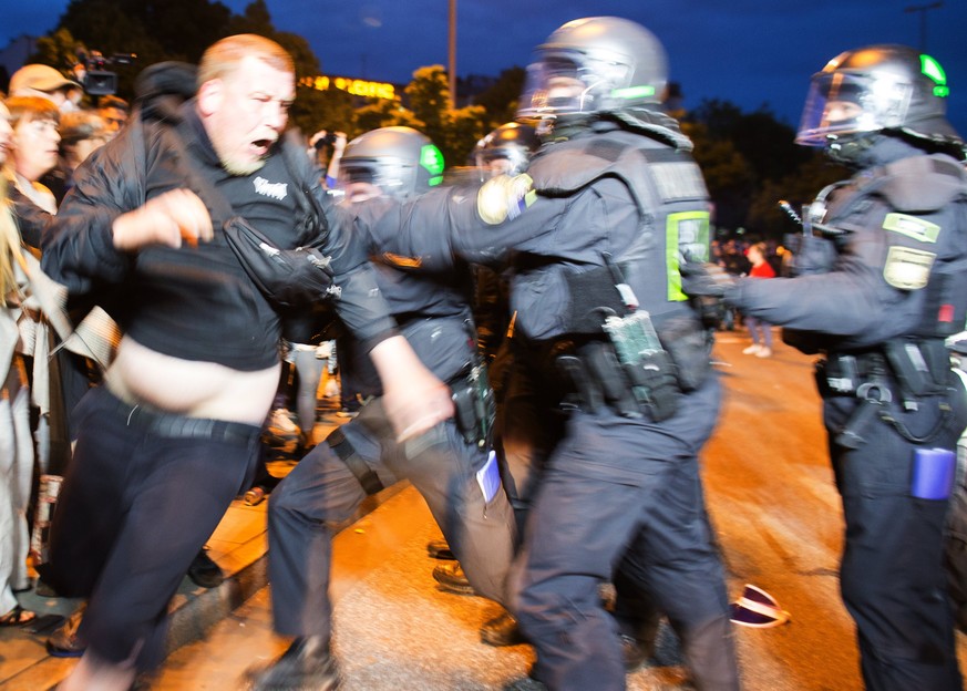 epa06066489 Police fight with a protestor during a blockade of a water gun in the Schanzenviertel quarter prior the upcoming G20 summit in Hamburg, northern Germany, 04 July 2017. The G20 Summit (or G ...