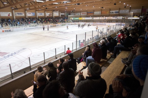 Spieler und Fans von Wiki-Muensingen jubeln beim Ehrentreffer im Swiss Ice Hockey Cup zwischen dem EHC Wiki-Muensingen aus der ersten Liga und dem EV Zug, am Dienstag, 27. September 2016, in der Sagib ...