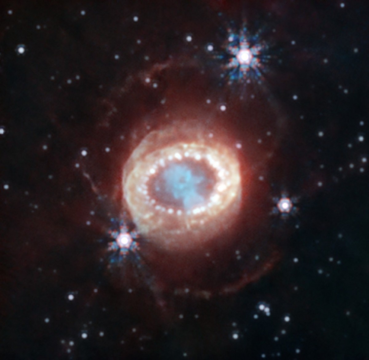 Die NIRCam (Nahinfrarotkamera) von Webb hat dieses detaillierte Bild von SN 1987A (Supernova 1987A) aufgenommen. In der Mitte bildet das von der Supernova ausgestoßene Material eine Art Schlüsselloch. ...
