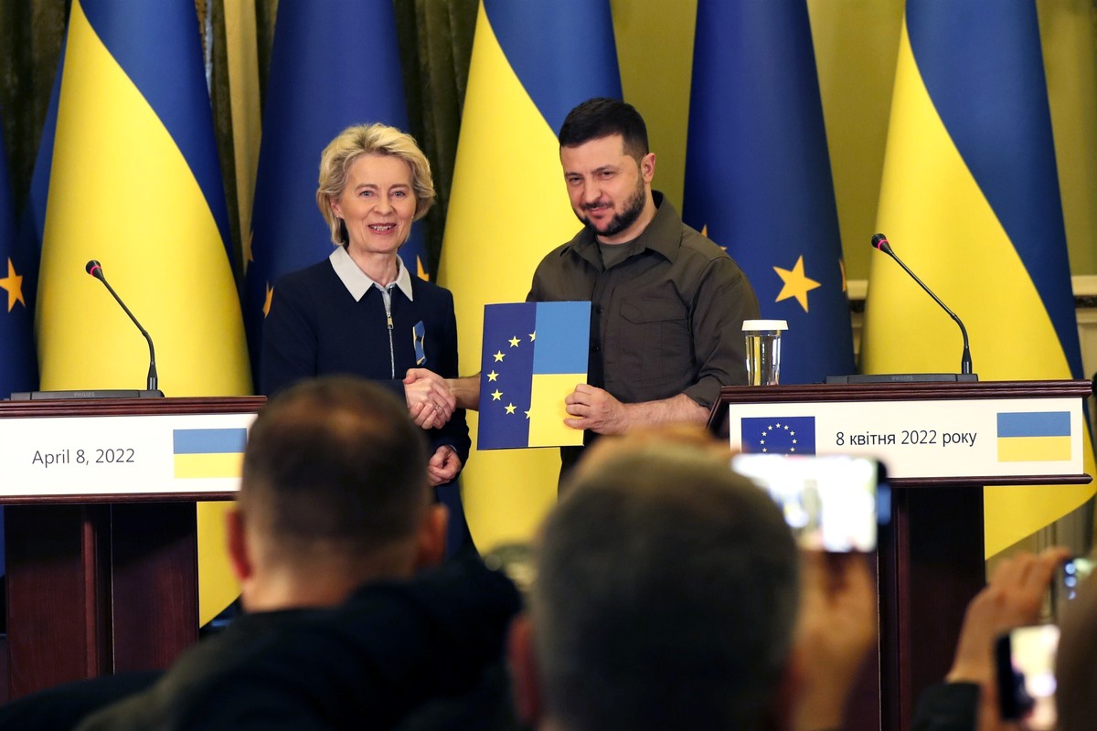 Ukrainian President Volodymyr Zelenskyy receives a questionnaire to begin the process for considering his country's application for European Union membership from EU Commission President Ursula v ...