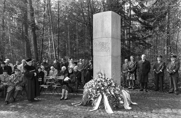 Die Gedenkfeier am 18. Februar 1990 beim Denkmal auf der Absturzstelle des Swissairflugzeuges Coronado CV-990 in der Naehe von Wuerenlingen im Kanton Aargau. Am 21. Februar 1970 explodierte - kurz nac ...