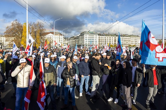Plus d&#039;un millier d&#039;ouvriers du batiment defilent sur le pont du Mont-Blanc pour denoncer leurs conditions de travail et reclamer une nouvelle convention nationale, lors de la premiere journ ...
