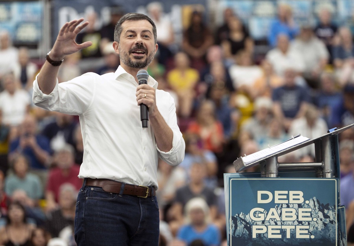 September 13, 2026 - Las Cruces, New Mexico, USA: PETE BUTTIGIEG speaks at a rally for Democratic candidates Deb Haaland and Gabe Vasquez at Centennial High School. Las Cruces USA PUBLICATIONxINxGERxS ...