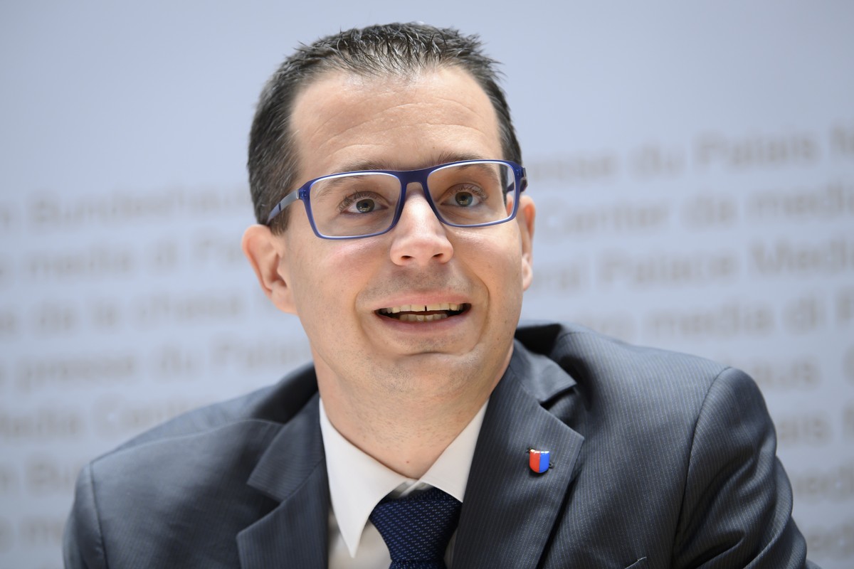 Marco Romano, Nationalrat Tessin, Vizepraesident der staatspolitischen Kommission, spricht waehrend einer Medienkonferenz zur Lancierung der Kampagne "Schweizer Unternehmer und Wirtschaftsvertret ...