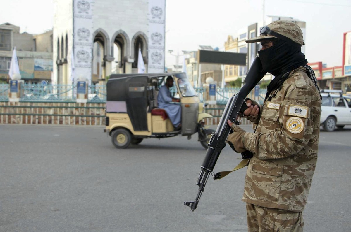 Un agent de sécurité taliban monte la garde à Kandahar, à l’approche du quatrième anniversaire de la prise du pouvoir par les talibans.