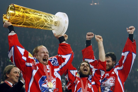 ZSC Lions Spieler Mathias Seger, Adrian Wichser und Ryan Gardner, von links, jubeln mit dem Pokal nach dem 6. Eishockey Play Off Finalspiel zwischen den ZSC Lions und dem HC Genf-Servette im Hallensta ...