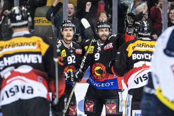 Jubel bei Berns Gaetan Haas, Berns Jan Mursak und Berns Zach Boychuck, von links, nach dem Tor zum 1-0 im fuenften Eishockey Playoff-Finalspiel der National League zwischen dem SC Bern und dem EV Zug, ...