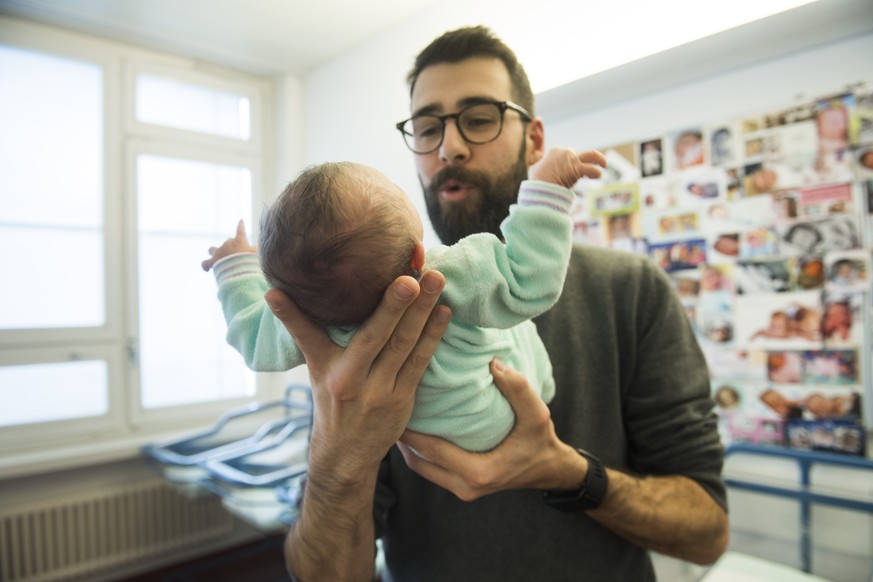 THEMENBILD ZUM RUECKZUG DER VATERSCHAFTSINITIATIVE --- Der frischgebackene Vater Luca Nydegger sorgt fuer seinen zwei Tage alten Sohn Noe, am Mittwoch, 23. Januar 2019, auf der Entbindungsstation im S ...