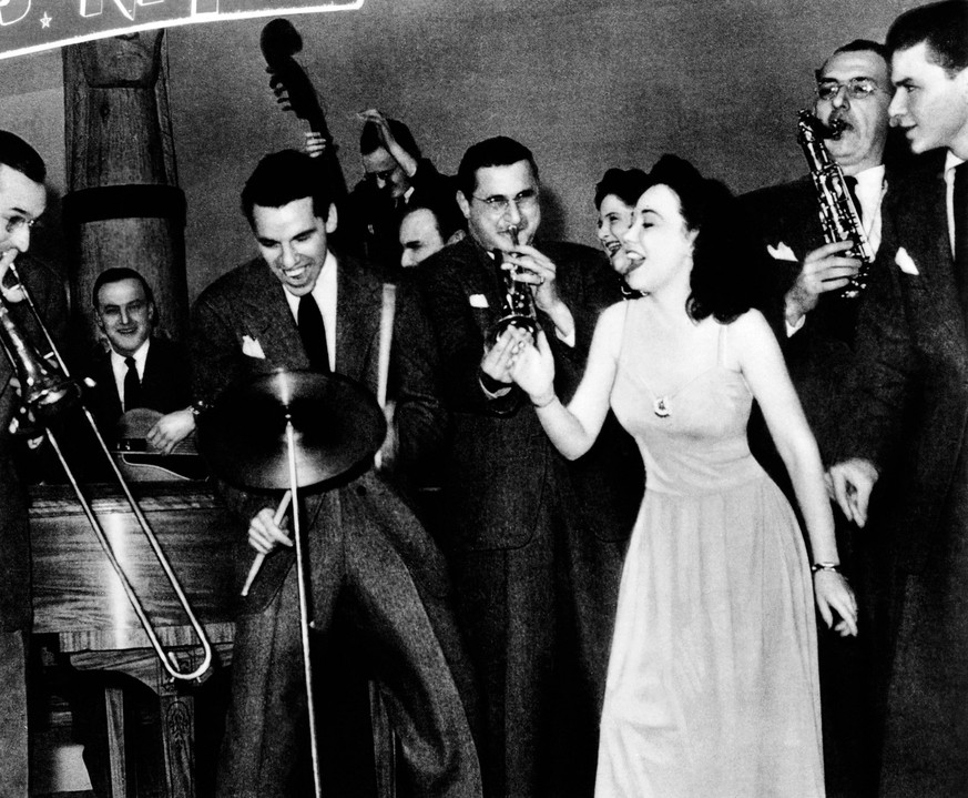 LAS VEGAS NIGHTS, Tommy Dorsey (trombone), Buddy Rich (cymbal), Ziggy Elman (trumpet), Connie Haines (front), Frank Sinatra (extreme right), 1941 Courtesy Everett Collection