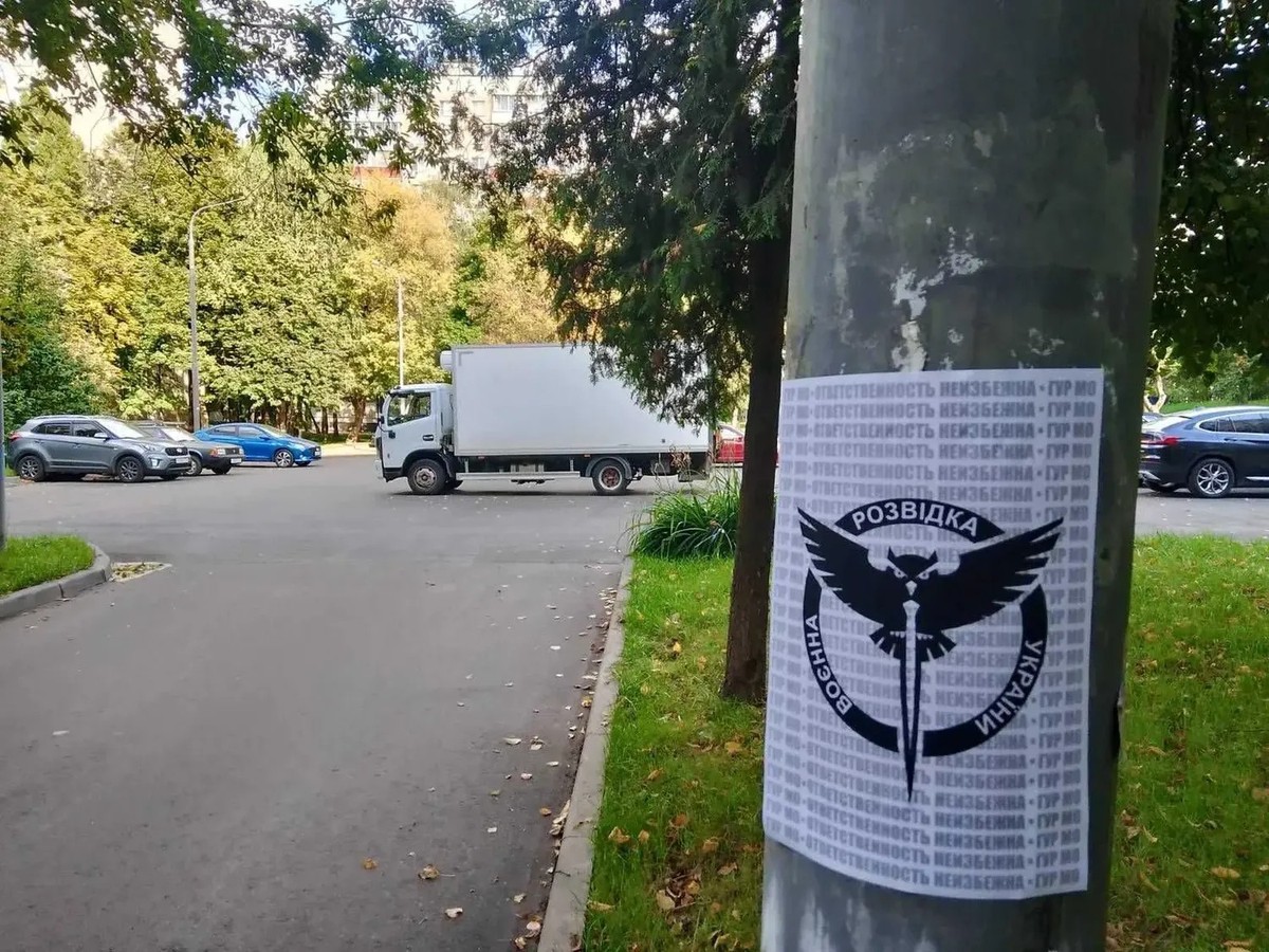 Grusskarte des ukrainischen militärischen Geheimdienstes HUR in Moskau.
https://kyivindependent.com/responsibility-is-inevitable-ukraines-military-intelligence-honors-anniversary-by-plastering-moscow- ...