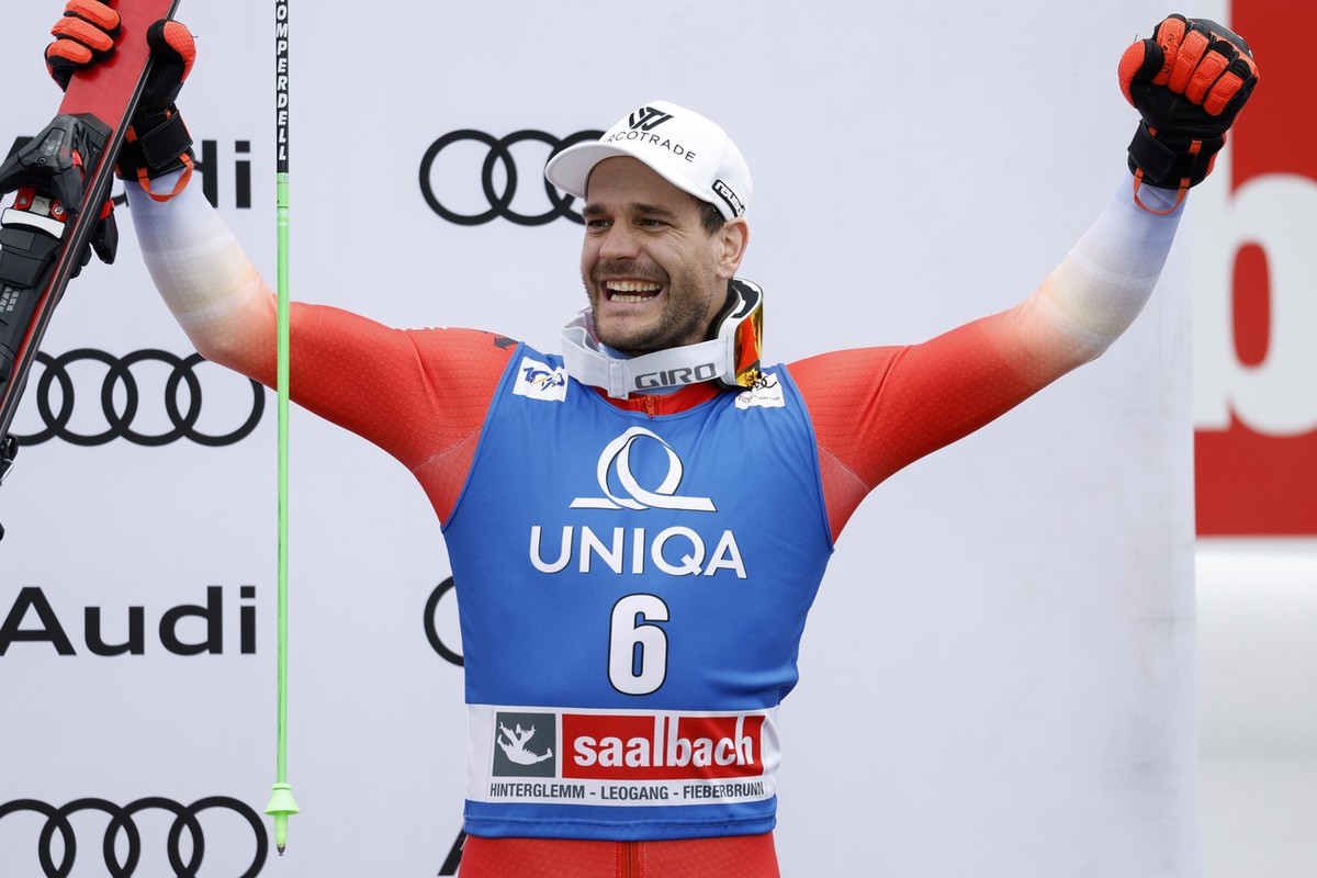 Switzerland's Thomas Tumler celebrates on the podium after taking third place in an alpine ski, men's World Cup giant slalom race, in Saalbach, Austria, Saturday, March 16, 2024. (AP Photo/A ...