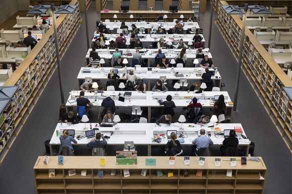 ZU DEN EIDGENOESSISCHEN ABSTIMMUNGEN VOM 14. JUNI 2015 STELLEN WIR IHNEN FOLGENDES BILDMATERIAL ZUR VERFUEGUNG - Studenten arbeiten in der Bibliothek des neuen Hochschulzentrums vonRoll, am Freitag, 8 ...