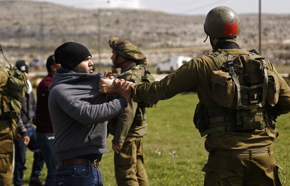 Ein Palästinenser demonstriert gegen die israelische Siedlungspolitik