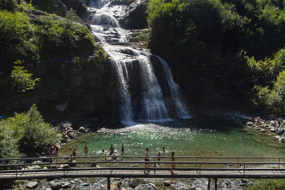 a drone view of the Piumogna waterfall with some tourists seeking refreshment in the waters of the waterfall, Thursday 17 July, Faido..(KEYSTONE/Ti-Press/Samuel Golay)
