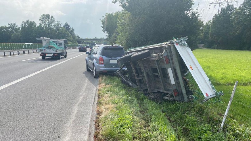 Anhänger kippt auf Autobahn bei Baar ZG - Vimarsana News