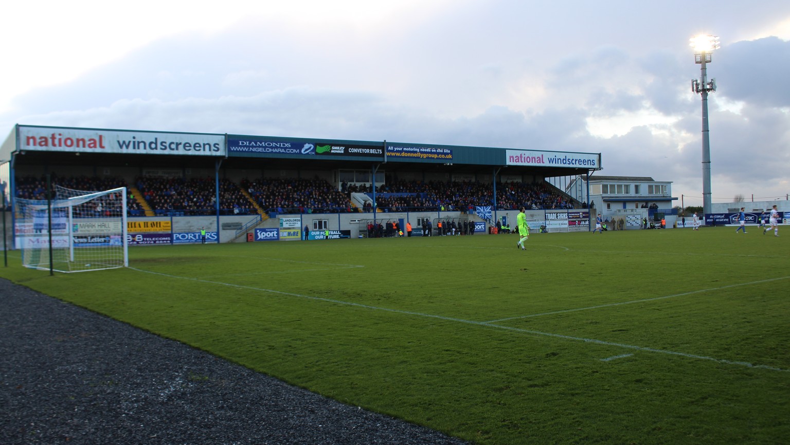 Nur selten ist die Haupttribüne im Mourneview Park so gut besetzt wie beim Gastspiel des Tabellenführers FC Coleraine am Samstag.