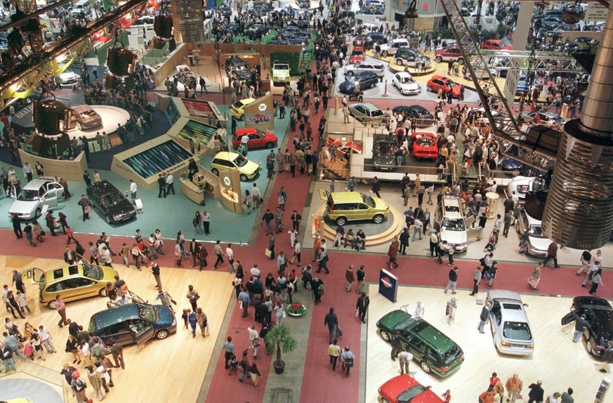 General view of the 69th Geneva Motor Show at the Palexpo hall in Geneva on Saturday, March 13 1999. (KEYSTONE/Patrick Aviolat)