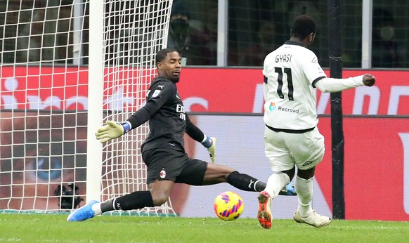 epa09691791 Spezia���s Emmanuel Gyasi (R) scores against AC Milan���s goalkeeper Mike Maignan the winning goal during the Italian Serie A soccer match between AC Milan and Spezia at Giuseppe Meazza st ...