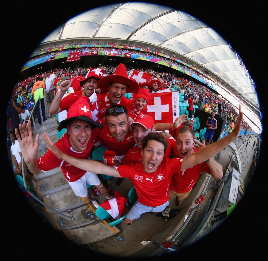 Schweizer Fans beim WM-Spiel gegen Frankreich. Das Bild wurde wohl vor dem Spiel, das mit einer 2:5-Klatsche endete, aufgenommen …