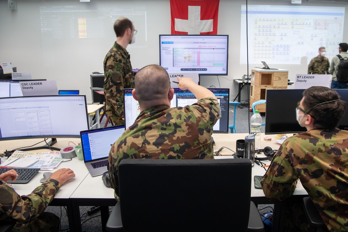 Cybersecurity-Spezialisten der Schweizer Armee nehmen an der internationalen Übung Locked Shields teil.