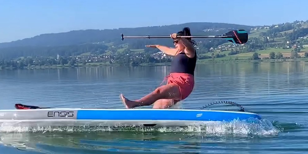 Die Radio 24 Moderatoren haben sich auf eine erfrischende Reise durch die schönsten Seen der Region Zürich begeben – von frühen Morgenbad bis hin zu neuen sportlichen Herausforderungen.