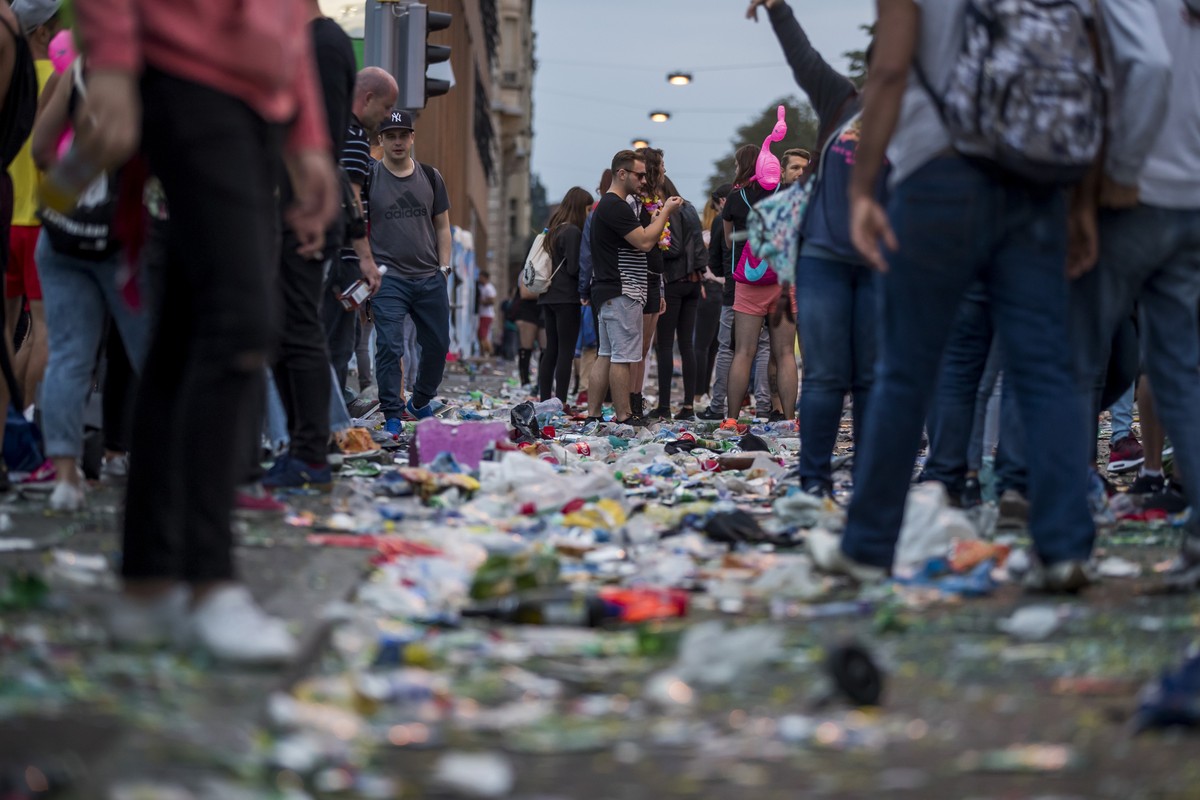 ARCHIVBILD -- ALS VORSCHAU ZUR ZUERCHER STREET PARADE AM SAMSTAG, 10. AUGUST 2019, STELLEN WIR IHNEN FOLGENDES BILDMATERIAL ZUR VERFUEGUNG -- Waste lies on a street after the technoparade "Street ...