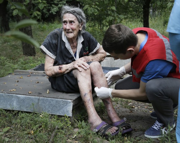 Die Frau die sich oben auf dem Bild auf den Boden geworfen hat, wird verarztet.