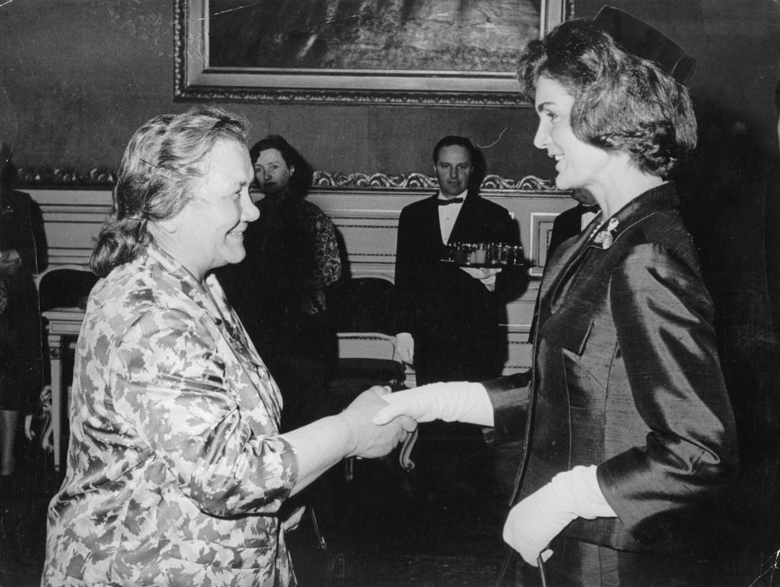 Jackie Kennedy and Nina Chruschtschowa are meeting at the reception and great dinner at Schönbrunn Palace during the two-day summit between Presidents John F. Kennedy and Nikita Khrushchev in Vienna. ...