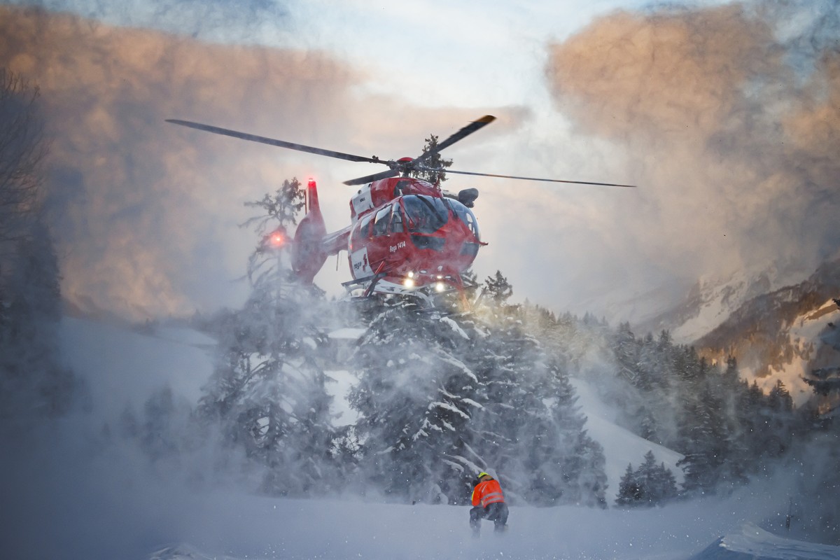 Un helicoptere de la Rega se pose lors d'un exercice avalanche organise par les sauveteurs du Secours alpin romand (SARO) avec la participation entre autres de la Rega, des pompiers et de la gend ...