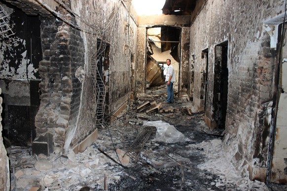 Ein MSF-Angestellter begutachtet das zerstörte Spital in Kundus.