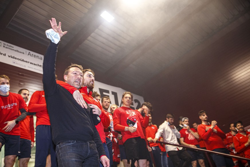 Die SC Rapperswil-Jona Lakers mit Cheftrainer Jeff Tomlinson, vorne von links, und Torhueter Melvin Nyffeler feiern mit den Fans nach dem vierten Eishockey Playoff-Halbfinalspiel der National League z ...