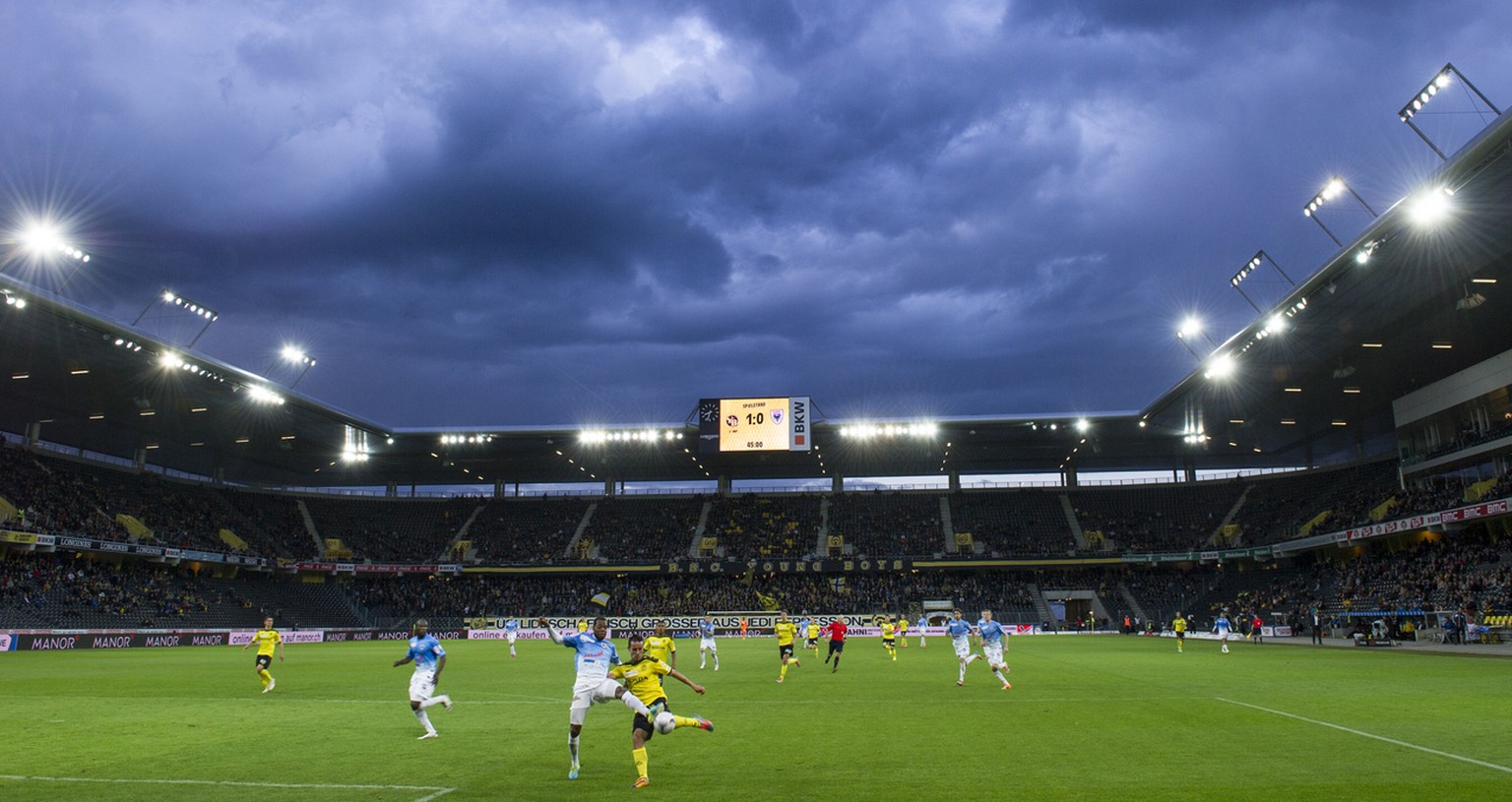 Blick ins Stade de Suisse beim Fussball Meisterschaftsspiel der Super-League zwischen den BSC Young Boys und dem FC Aarau am Mittwoch, 7. Mai 2014, im Stade de Suisse in Bern. (KEYSTONE/Gian Ehrenzell ...