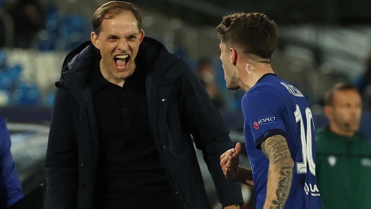 epa09164136 Chelsea's Christian Pulisic (R) celebrates with his head coach Tomas Tuchel after scoring the 0-1 lead during the UEFA Champions League semifinal first leg soccer match between Real M ...