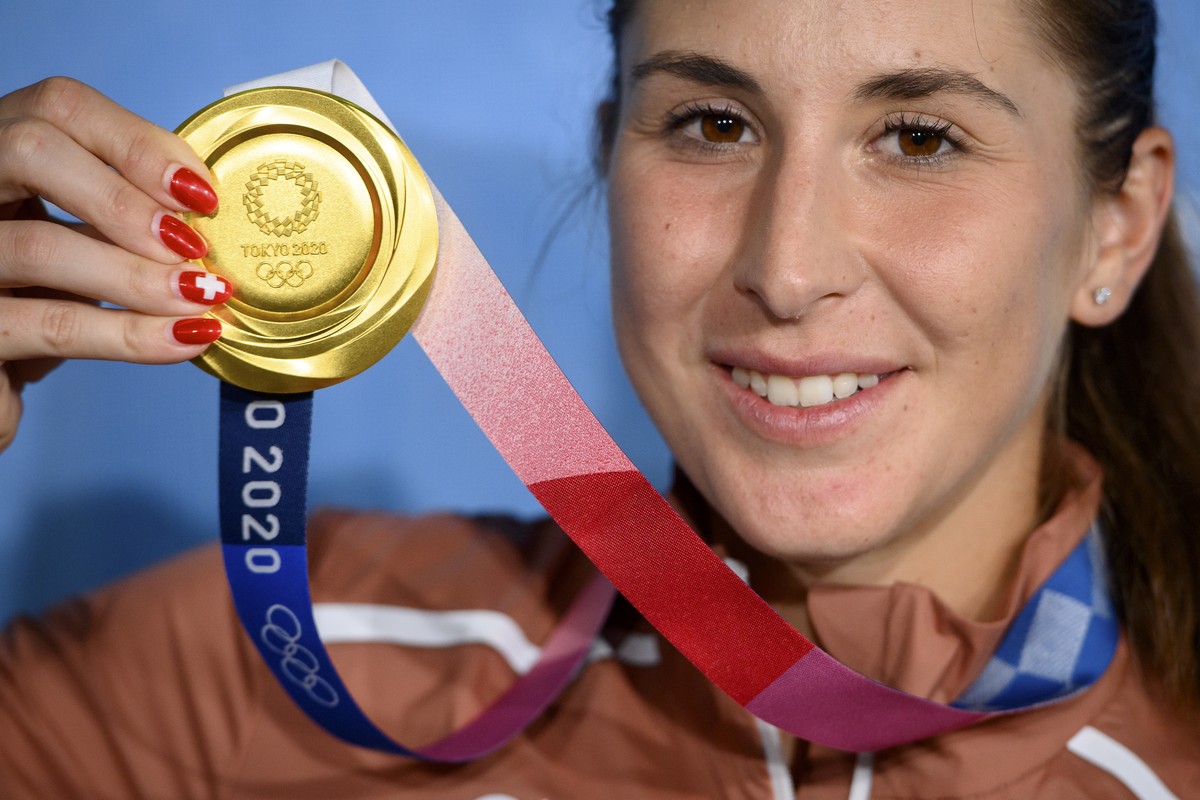 epa09383117 Belinda Bencic of Switzerland poses with her gold medal on the podium after winning the women's singles tennis gold medal final match of the Tokyo 2020 Olympic Games at Ariake Tennis  ...