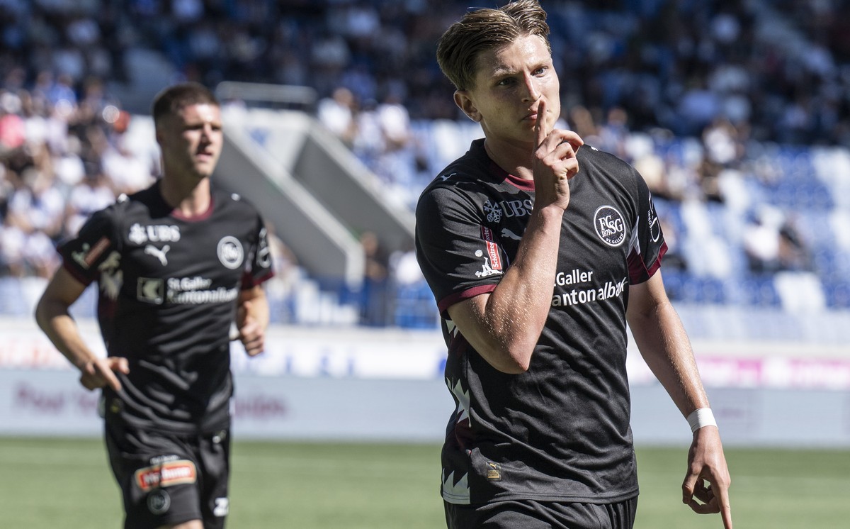 Alessandro Vogt (SG) feirt seinen Treffer zum 1-1 im Fussball Meisterschaftsspiel der Swiss Super League zwischen FC Lausanne-Sport, LS, und FC St.Gallen 1879, SG, vom Sonntag, 31. August 2025 in stad ...