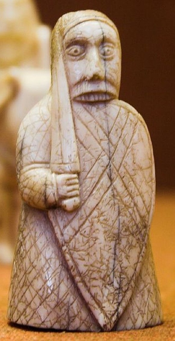 Diese aus dem nordischen Raum stammende Schachfigur (es handelt sich um einen Turm) zeigt einen Berserker, der in seinen Schild beisst. 