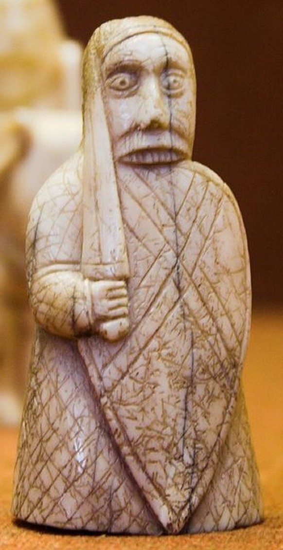 Berserker, der in seinen Schild beisst. Eine der auf den Hebriden gefundenen Lewis-Schachfiguren nordischer Herkunft. 
https://commons.wikimedia.org/w/index.php?curid=15864360