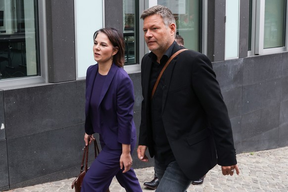 epa09491496 Green party (Alliance 90/The Greens) co-chairwoman and top candidate for the federal elections Annalena Baerbock (L) and German Greens Party co-leader Robert Habeck arrive for the party pr ...