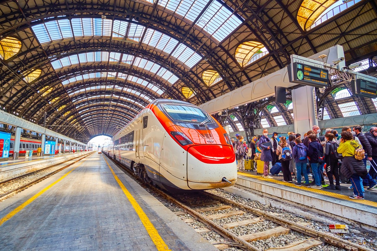 MILAN, ITALY - APRIL 11, 2022: Fast Intercity train of Swiss Railways on the platform in Milano Centrale station, on April 11 in Milan, Italy xkwx Italia, Italy, Lombardia, Lombardy, Milan, Milano, Mi ...