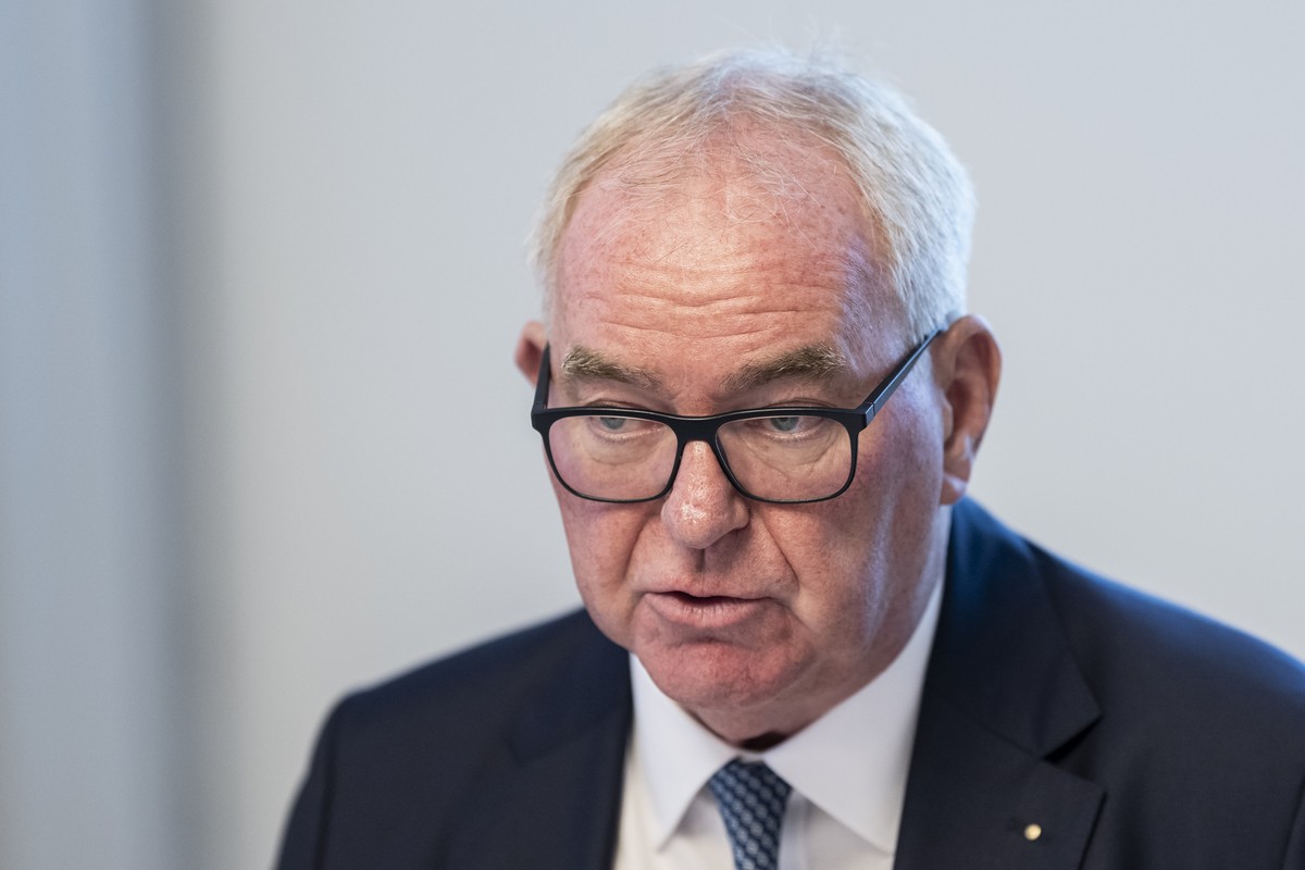 Christoph Maeder, Praesident economiesuisse, zieht an einer Medienkonferenz der Dachverbaende der Wirtschaft und Landwirtschaft Bilanz zur Halbzeit der Legislatur mit Fokus auf die Buerokratie, am Mon ...