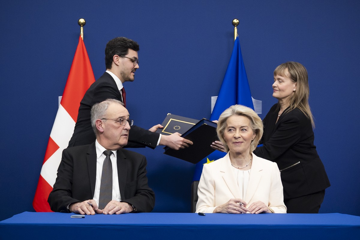 Swiss Federal President Guy Parmelin, left, and European Commission President Ursula von der Leyen sign a package of bilateral agreements between the European Union and Switzerland, in Brussels, Belgi ...