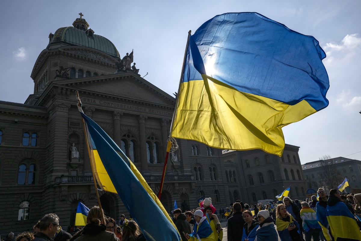 Personen anlaesslich einer Kundgebung gegen den Krieg in der Ukraine, am Samstag, 4. Maerz 2023, in Bern. Mehrere Parteien und Institutionen haben zu dieser Kundgebung aufgerufen. (KEYSTONE/Peter Schn ...