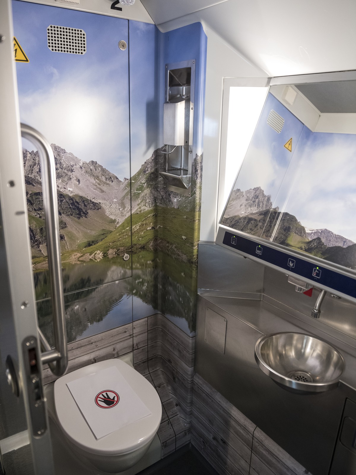 Blick in die Toilette im ersten rundum erneuerten IC2000-Intercity-Zug, praesentiert von der SBB am Donnerstag, 31. Januar 2019 in Olten. Einige der IC2000-Zuege der SBB sind seit 20 Jahren im Einsatz ...