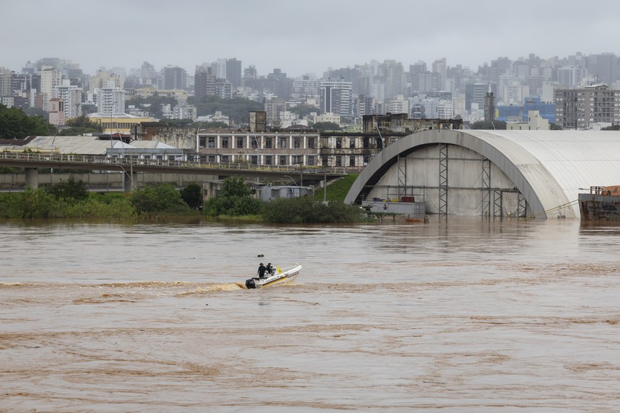 epa11316998 Officers search for victims in the Jacui river in the center of Porto Alegre, Brazil, 03 May 2024. Regional authorities reported that at least 37 people died and 60 are missing as a result ...