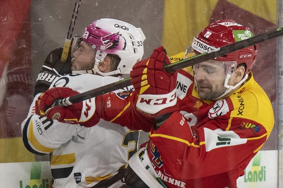 Biels Luca Hischier, rechts, im Duell mit Ajoies Anthony Rouiller im Eishockey Qualifikationsspiel der National League zwischen dem EHC Biel und dem HC Ajoie, am Samstag, 10. Dezember 2022, in der Tis ...