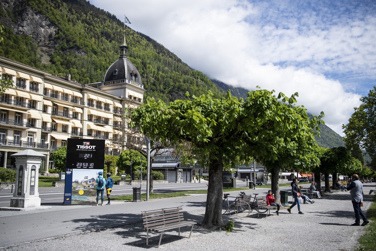 Nur wenige Personen flanieren auf dem Hoeheweg mit dem Grand Hotel Victoria, am Sonntag, 3. Mai 2020, in Interlaken. Bedingt durch die Weltweite Coronavirus Pandemie wird in der Schweiz ein deutlicher ...